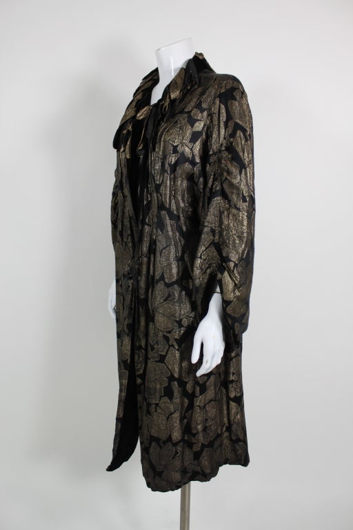 1920s Gold Lamé and Black Velvet Coat In Excellent Condition For Sale In Los Angeles, CA