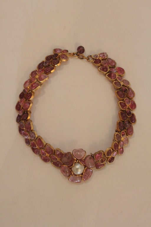 An absolutely stunning example of 1960s era Chanel Gripoix poured glass jewelry, this necklace is gorgeous through and through. Done in varying shades of dusty rose accented by the gold setting. Fully reticulates.