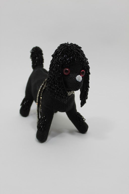 Extremely desirable, whimsical, and chic beaded poodle clutch from Walborg (late 50s/early 60s). This bag is in excellent vintage condition. The rhinestone collar and leash are intact, and beading throughout is sturdy.

Measurements:
Length (from