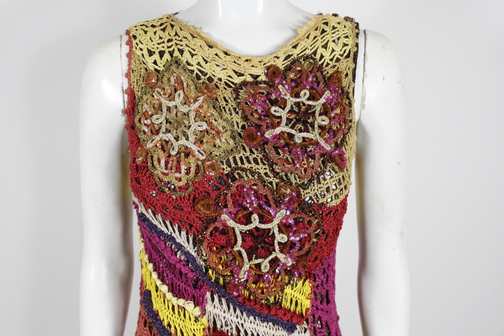 Christian Lacroix 1990, abito all'uncinetto arcobaleno con applicazioni luccicanti 2