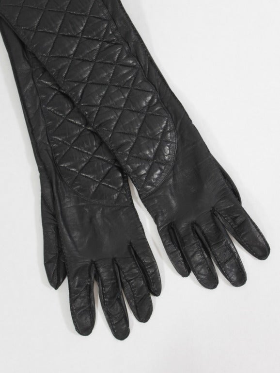 Black quilt-stitched opera gloves from CHANEL, done in incredibly supple leather. 

Length: 22.5 inches
Glove Size: 7.5