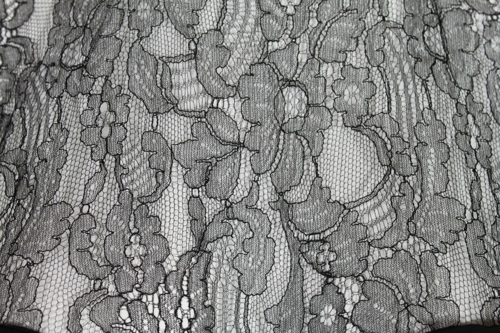 Oscar de la Renta Chiffon and Chantilly Lace Dress, 1980s In Excellent Condition For Sale In Los Angeles, CA