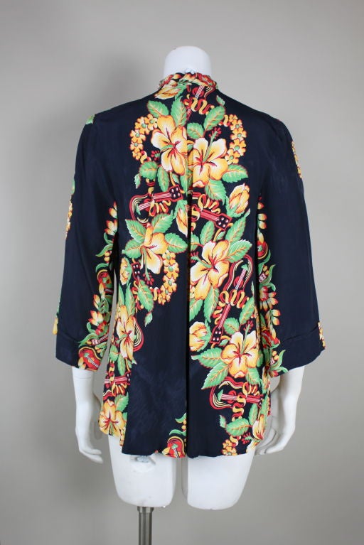 1940s Hawaiian Rayon Swing Hibiscus-Print Blouse In Good Condition For Sale In Los Angeles, CA