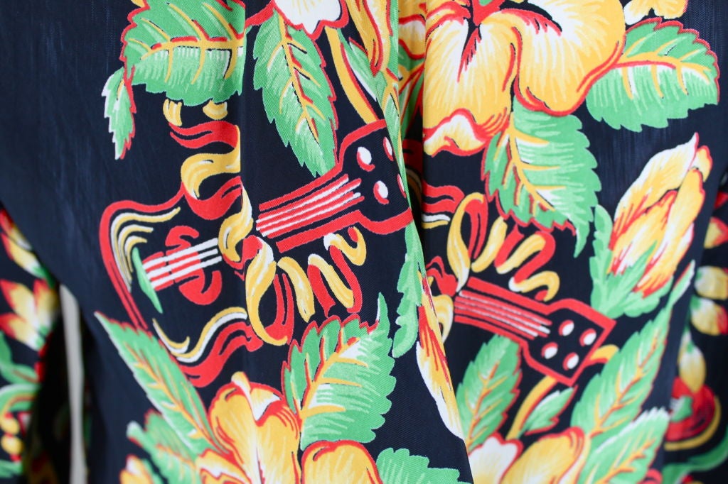 1940s Hawaiian Rayon Swing Hibiscus-Print Blouse For Sale 1