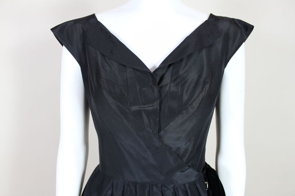 1950’s Hattie Carnegie Silk Taffeta Cocktail Dress For Sale 4