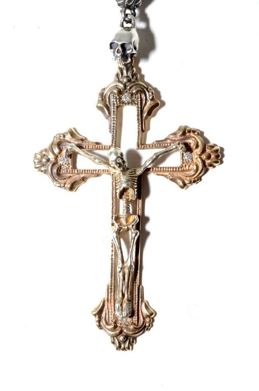 Marke: Der große Frosch

Stil: Rose & Totenkopf Rosenkranz mit Diamant-Skelett-Kreuz

Metall: 9ct Gelbgold & Sterling Silber

Steine: Diamanten & Rubine

Länge: 28
