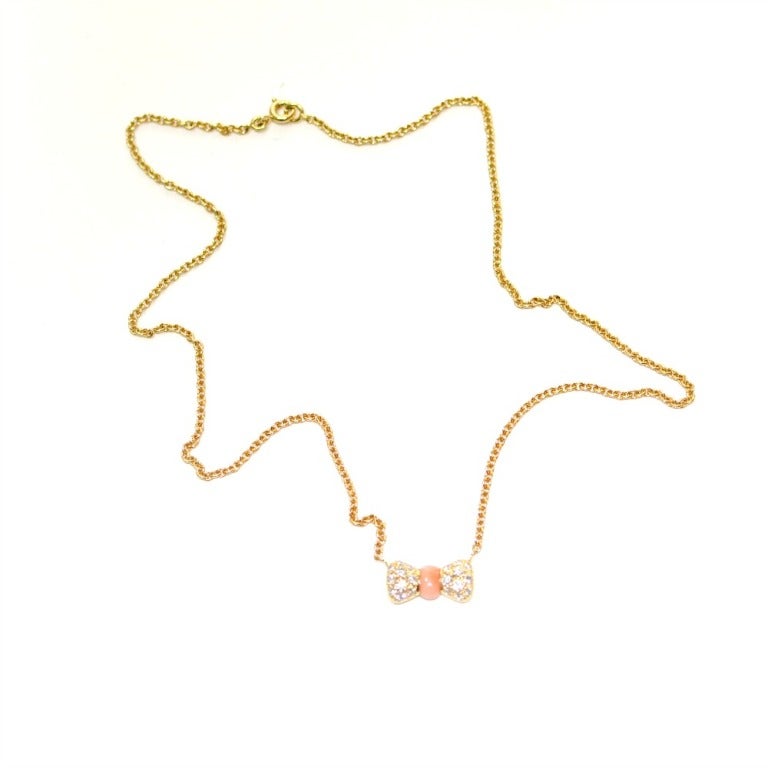 VAN CLEEF & ARPELS Gold Coral Bow Necklace In Excellent Condition In Houston, TX
