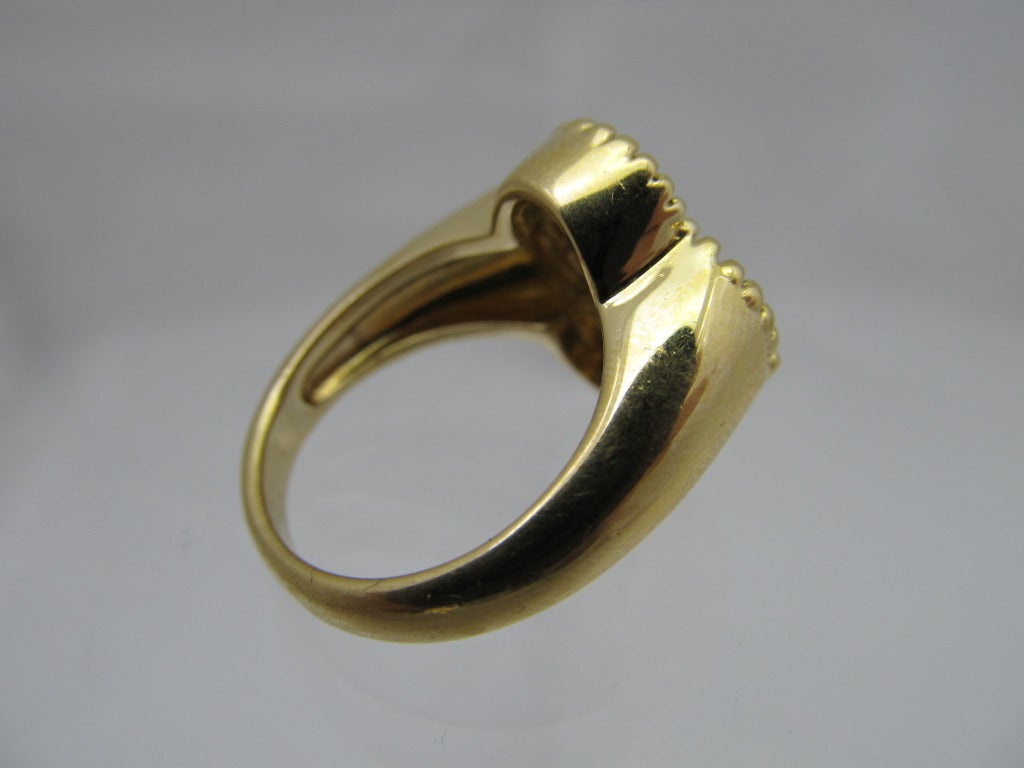 Vintage Alhambra Van Cleef and Arpels Diamond & 18k Yellow Gold Das ikonische Motiv des Alhambra-Designs wurde in den 1960er Jahren eingeführt::
. Der Ring besteht aus 12 glitzernden Diamanten:: die in 18k Gelbgold eingefasst sind.