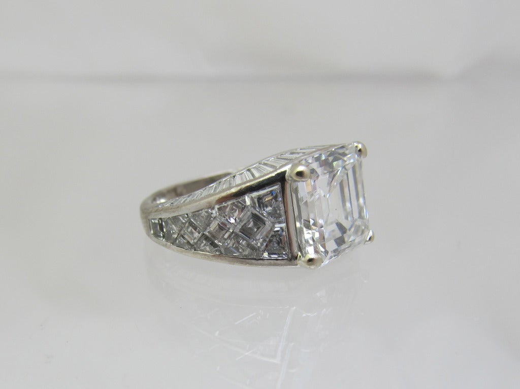 Graff GIA Certified Emerald Cut 4.03 Carat Diamond Fancy Cut Diamond Set Ring In Excellent Condition For Sale In New York, NY