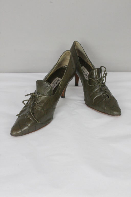 Gorgeous vintage 1980s Manolo Blahniks in olive green quilted leather with oxford style lace up. 

Size 40.

Now on sale! Originally $595