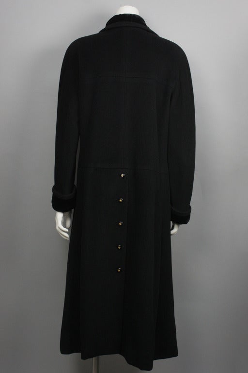 1980s Chanel Black Cashmere and Velvet Coat In Excellent Condition For Sale In New York, NY