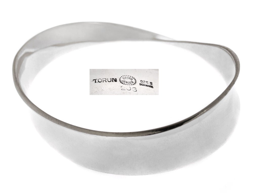 This is a handsome and modern bangle bracelet.<br />
*Measuremnts*<br />
The inner measurements are 2 5/8 x 2 1/8