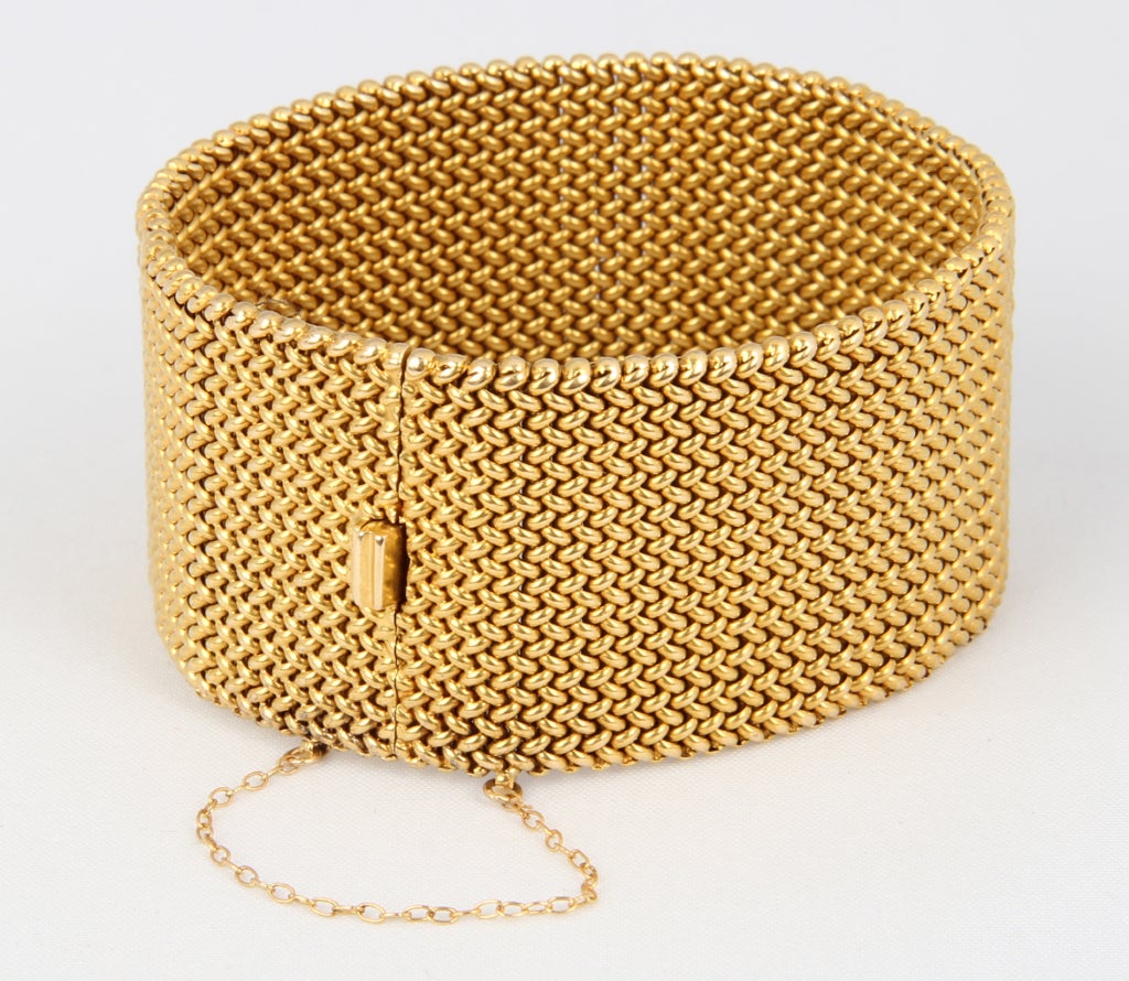 This is a great bracelet, wonderfully constructed in a flexible mesh. Substantial weight.
The inside diameter 6.25 inches