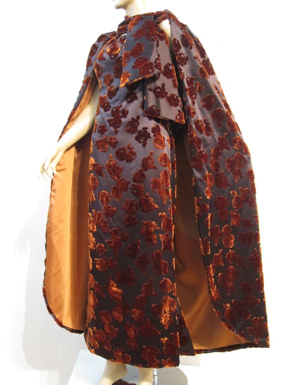 Ein fabelhaftes französisches Abendkleid der 60er Jahre aus beflocktem Seidensatin von Simone Pieltain mit Puff-Detail am Rücken und Opernumhang.  Ungefähr US Größe 6