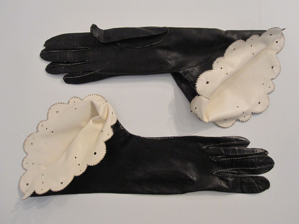 A fantastic pair of iconic 40s hand-stitched leather gauntlet gloves in a size 6.5. Perforations at the hem for 