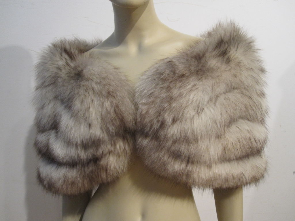 A fantastic 50s silver fox stole with rows of pelts separated with grosgrain ribbon to give and beautiful corded effect.  Satin lined. In excellent condition