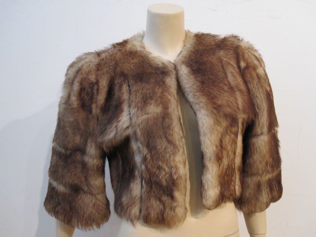 A great casual 40s crop-cut bolero jacket in two-tone shearling fur: collarless with 3/4 length sleeves.  Satin lined.