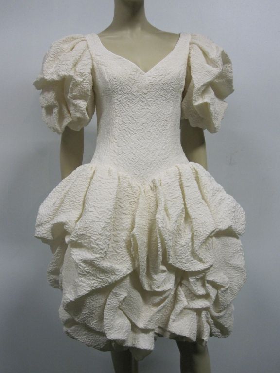 Robe de cocktail Michael Casey des années 80 en soie ivoire froissée.  Beaucoup de tissu ruchés dans la jupe pouf et les manches capuchon !  Taille 8