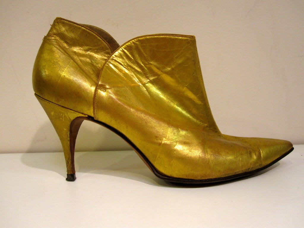 *Exquisite 50s Andrew Geller gold metallic leather stiletto booties in size 7 1/2B with a 3.5