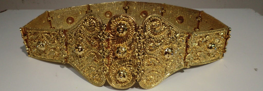 Dramatic and stunning gold linked waist ornament.