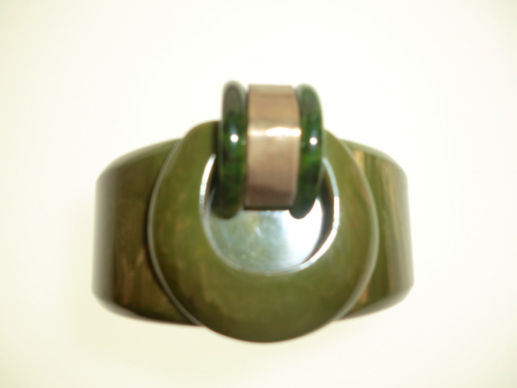 A fantastic, large, variegated green tone bakelite and brass hinged bangle.  Medium sized.