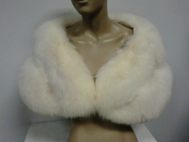 A fantastic, satin lined winter white arctic fox fur stole/collar!  In excellent condition. Center hook.  One size.