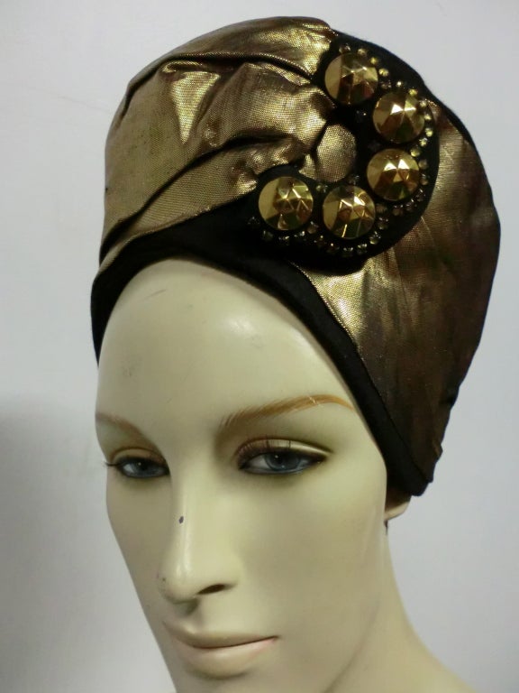 Incroyable turban en feutre et lamé des années 40 avec boucle en verre