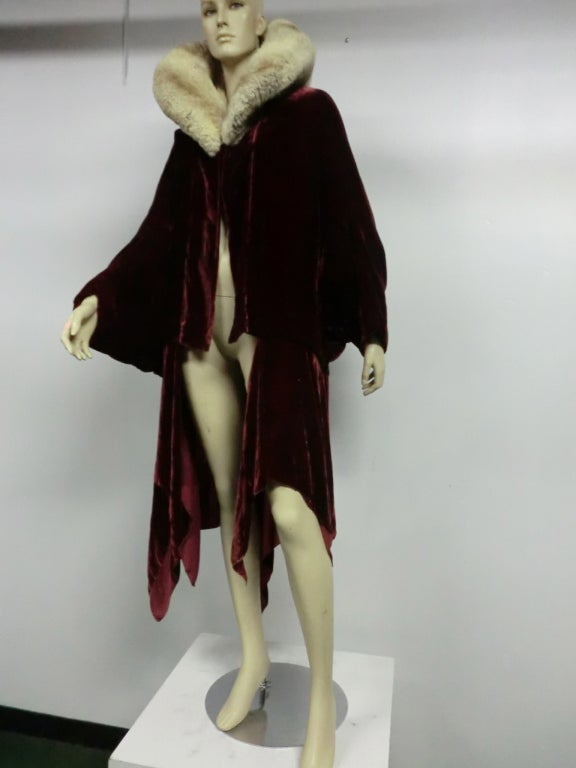 A fantastic claret silk velvet 1920s cocoon style jacket with handkerchief point hem and lush stand up chinchilla collar.  Half-lined in silk satin. No closures.  size 6-10