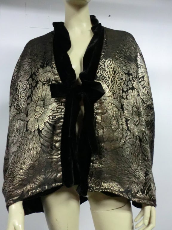 A beautiful 20s antique gold silk and lamé capelet in an intricate Oriental-style motif. Silk velvet lining and velvet ribbon ties. Can be worn reversed also.  Size 4-8