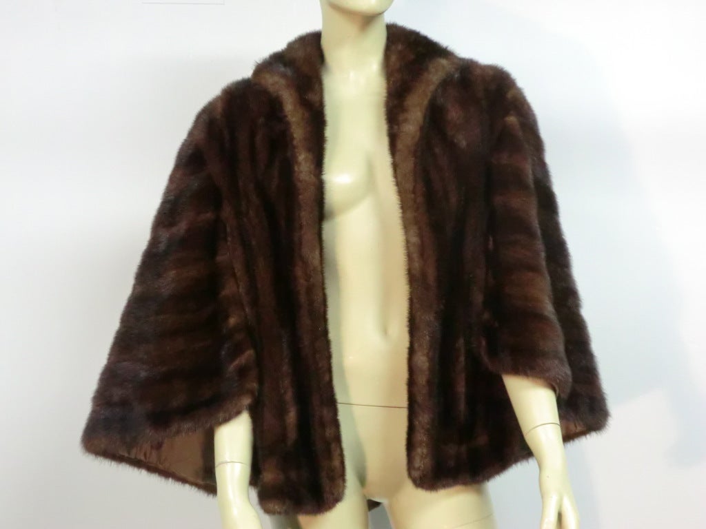 A wonderful 50s milk chocolate brown mink stole/capelet with small collar and dramatic swing style flare in the back.  Silk satin lining.