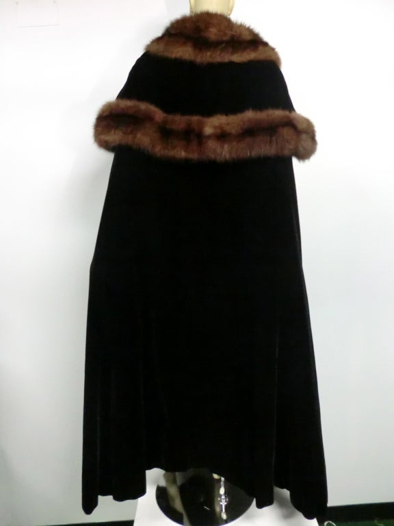 Black 1950s Mainbocher Couture Velvet and Sable Trimmed Evening Cape