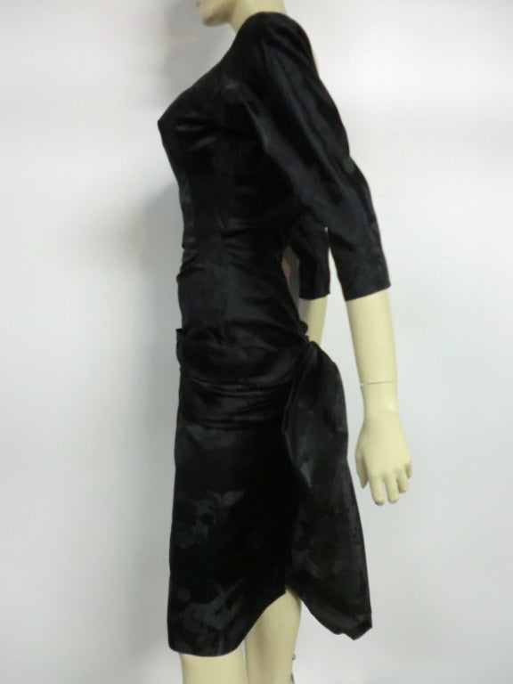 Noir Robe de cocktail en jacquard de soie avec nœud en queue d'hirondelle, années 50 en vente