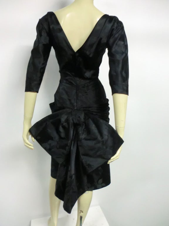Robe de cocktail en jacquard de soie avec nœud en queue d'hirondelle, années 50 Pour femmes en vente