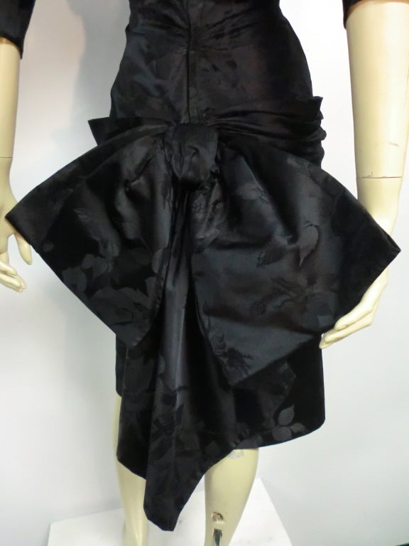 Robe de cocktail en jacquard de soie avec nœud en queue d'hirondelle, années 50 en vente 1