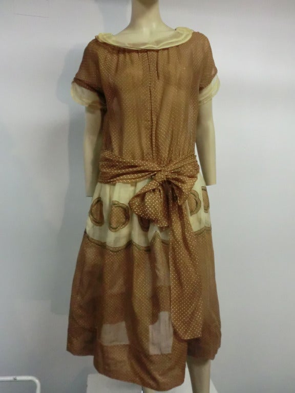 1920er Jahre Swiss Dot Organdy Tageskleid mit Schärpe