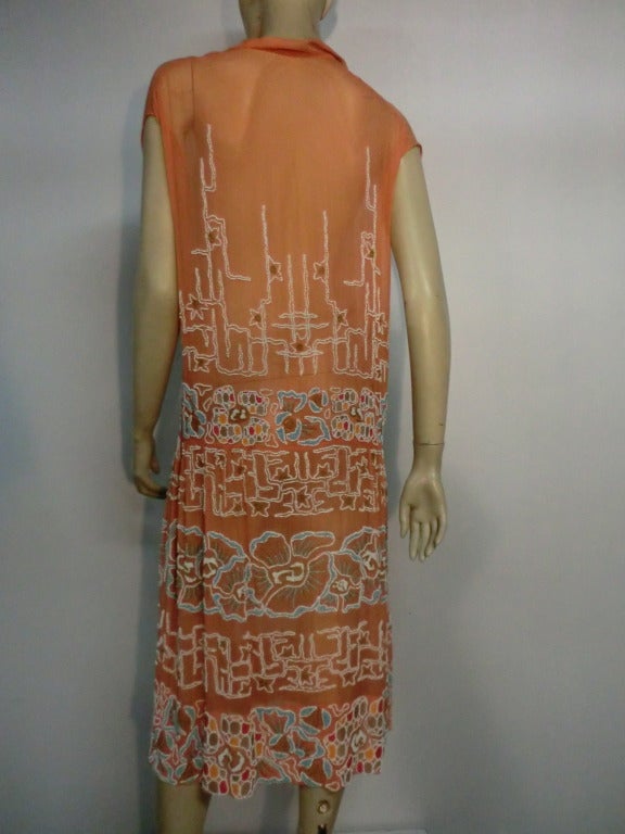1920er Jahre Handgeketteltes und besticktes Pfirsich-Organdy-Teekleid Damen
