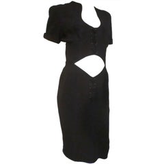 1980er Thierry Mugler Schwarzes Cocktailkleid mit Schnürung und Ausschnitt in der Mitte