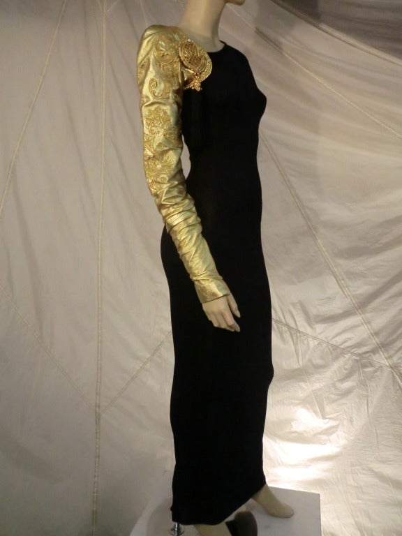Ein Meisterwerk der 1980er Jahre von Gianfranco Ferre!  Eine stark verzierte goldene Lederhülle mit filigraner Metallkartusche und Quaste.  Rayon-Krepp.