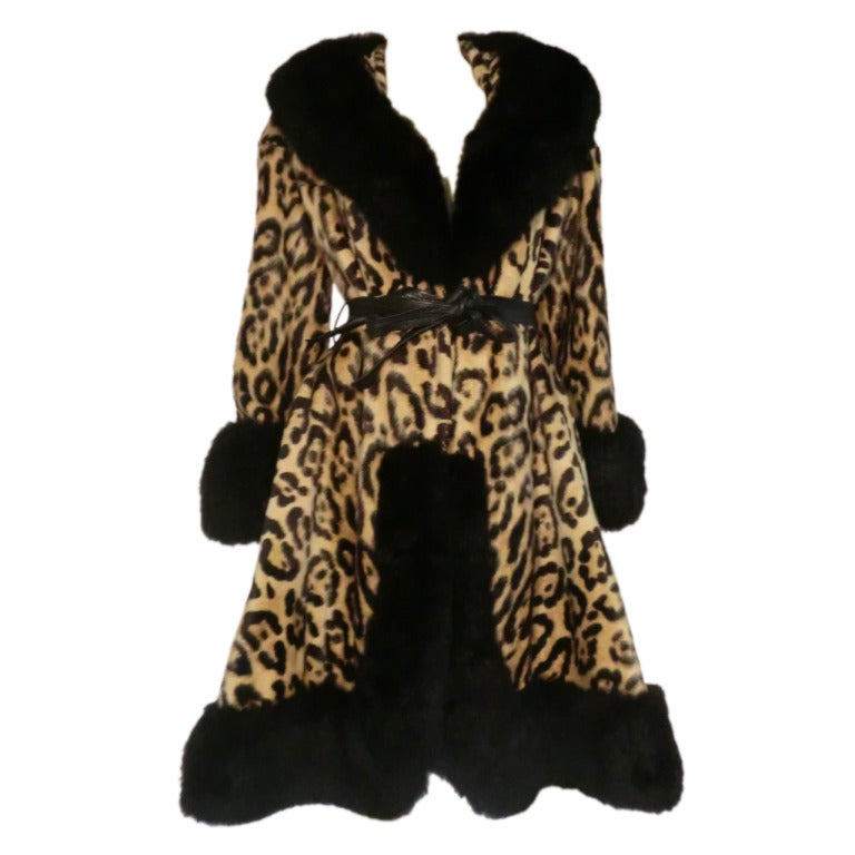 1960er Jahre Faux Leopard Princess Mantel mit Fuchsfellbesatz und Ledergürtel