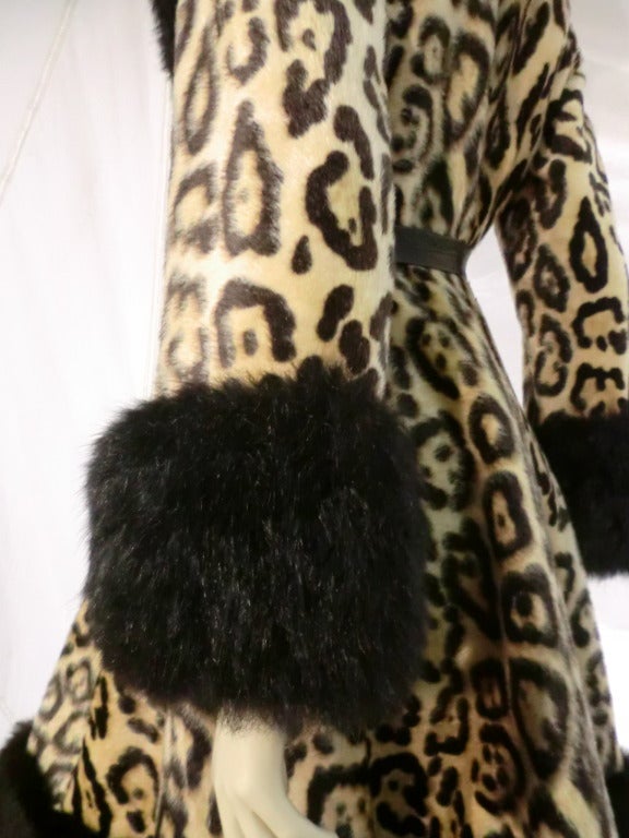 1960er Jahre Faux Leopard Princess Mantel mit Fuchsfellbesatz und Ledergürtel 2