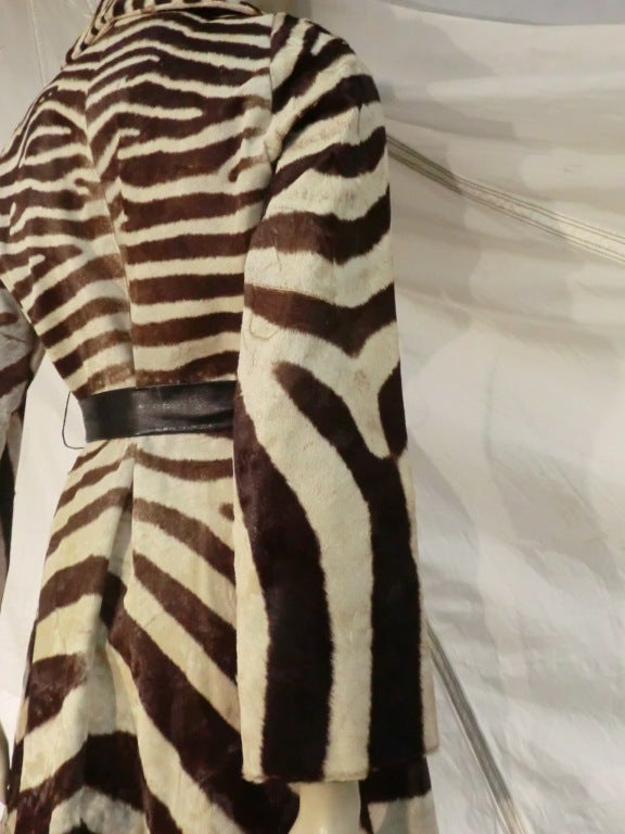1960er Edward Loewell Zebrafell Mod Trenchcoat mit Ledergürtel und Zierleiste im Zustand „Hervorragend“ in Gresham, OR