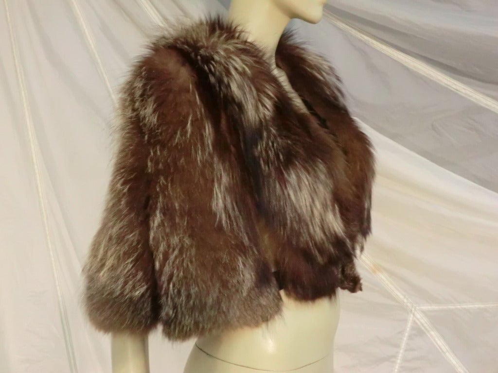 A fabulous 1940s lush silver fox cropped chubby sculpted caplet  that gives the illusion of sleeves.