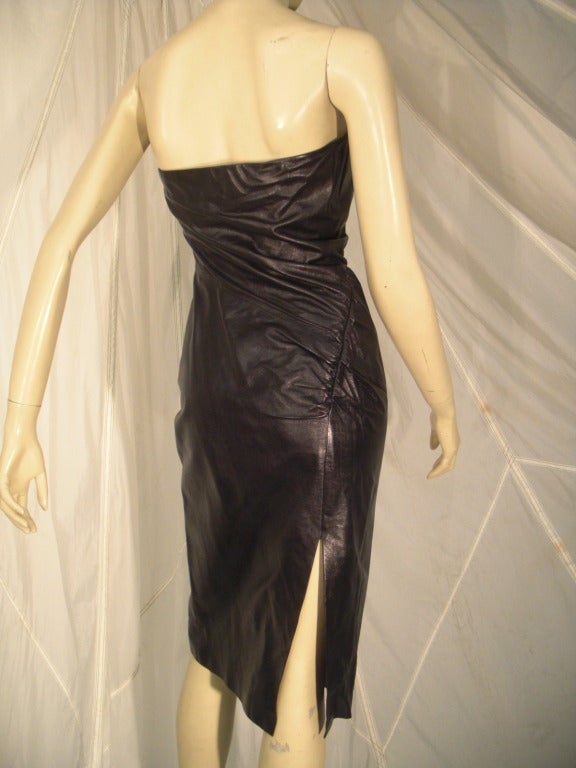 Gucci - Robe de cocktail sans bretelles en cuir noir raffiné avec fente Pour femmes en vente