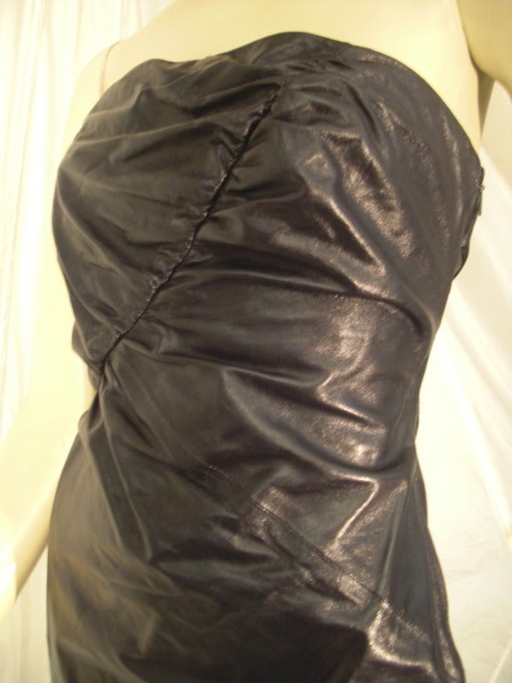 Gucci - Robe de cocktail sans bretelles en cuir noir raffiné avec fente en vente 2