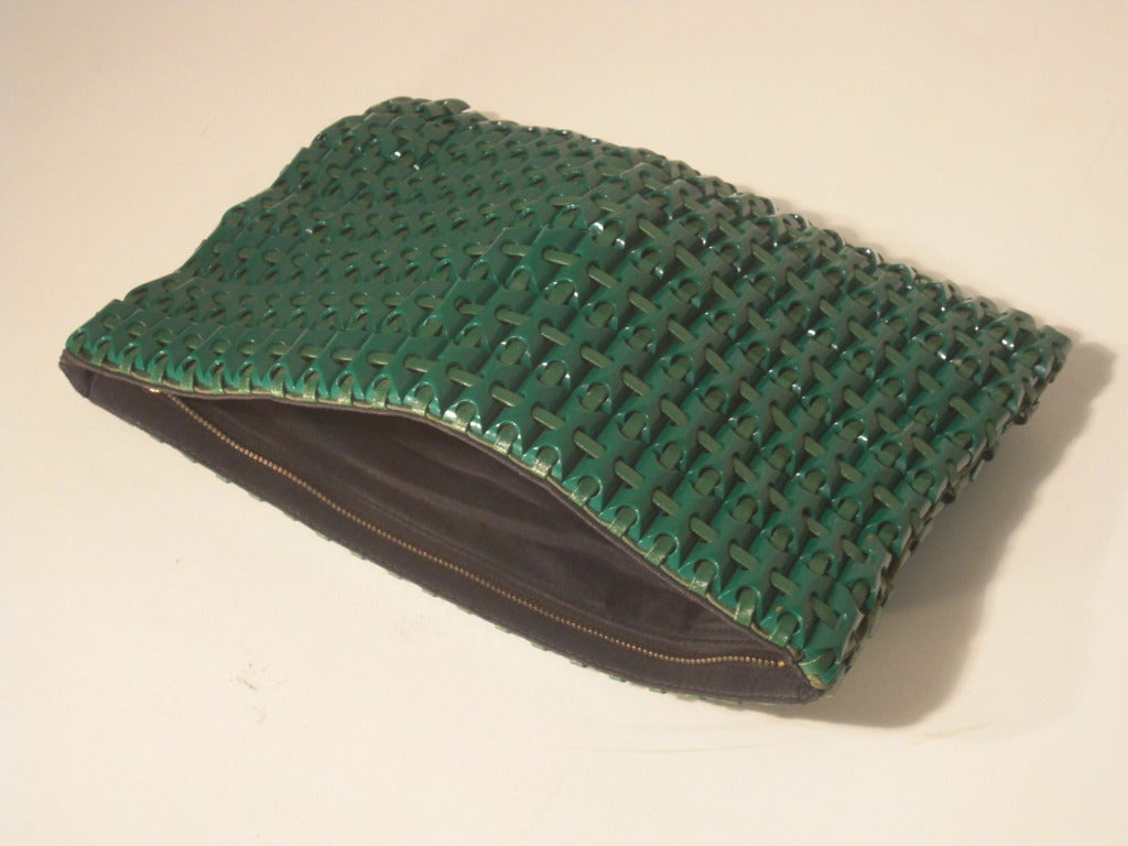 A fabulous 1940s Plastiflex clutch in Kelly Green tiles woven with green leather.  Lined. Zip closure.