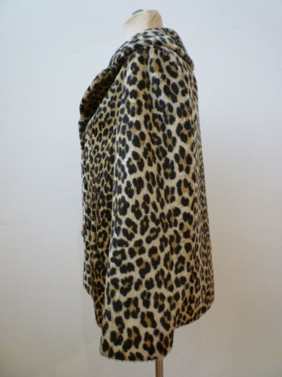 Great sporty hip length 60s faux leopard fur jacket from La France, originally sold at Marshall Field and Company.  Double breasted with black resin buttons and a great notched shawl collar!  Size US 8.