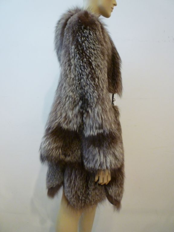 This wonderful 1940s silver tipped fox chubby coat is really gorgeous! With luxurious deep pelts, scalloped detailing and wonderful strong shoulders it is perfectly in step with modern fashion!  Underside of sleeves are void of fur to reduce bulk in