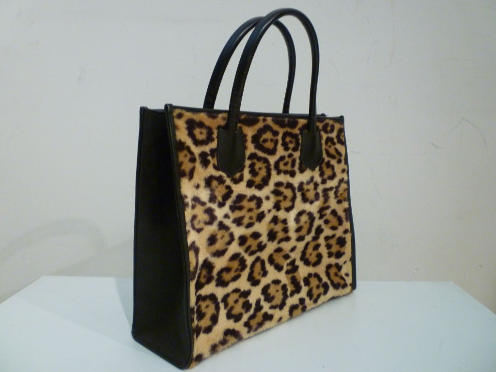 This is a great 50s faux leopard tote from Ronay lined in black fabric with 2 zippered pockets, in excellent condition!  Measures 15.5