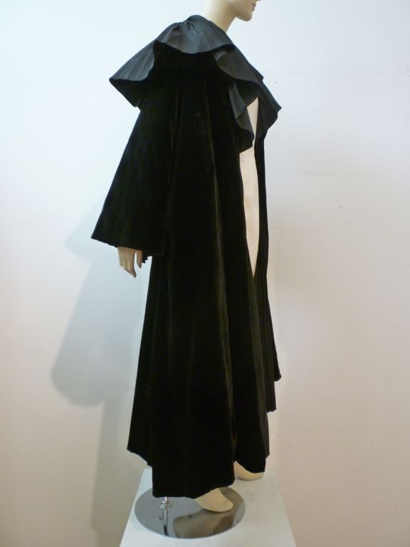 This is a spectacular 1950s couture black silk velvet and accordion pleated silk taffeta opera coat from the renowned Italian fashion house of Mingolini and Gugenheim!  Double collar of velvet and pleated silk taffeta.  The entire lining is