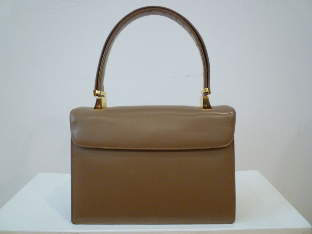 A chic little brown genuine leather 60s handbag from Koret with original coin purse, and gold harware<br />
<br />
Dimensions: <br />
<br />
9